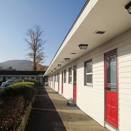 Monument Mountain Motel Ґрейт-Баррінґтон Екстер'єр фото